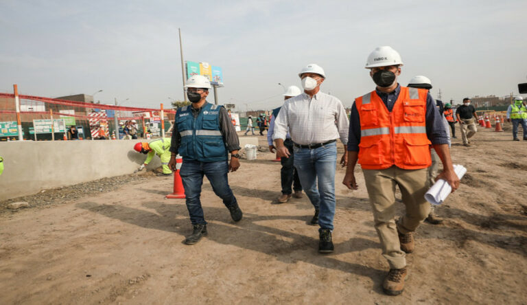 Comas Alcalde Muñoz supervisa construcción de estaciones Santa Ligia