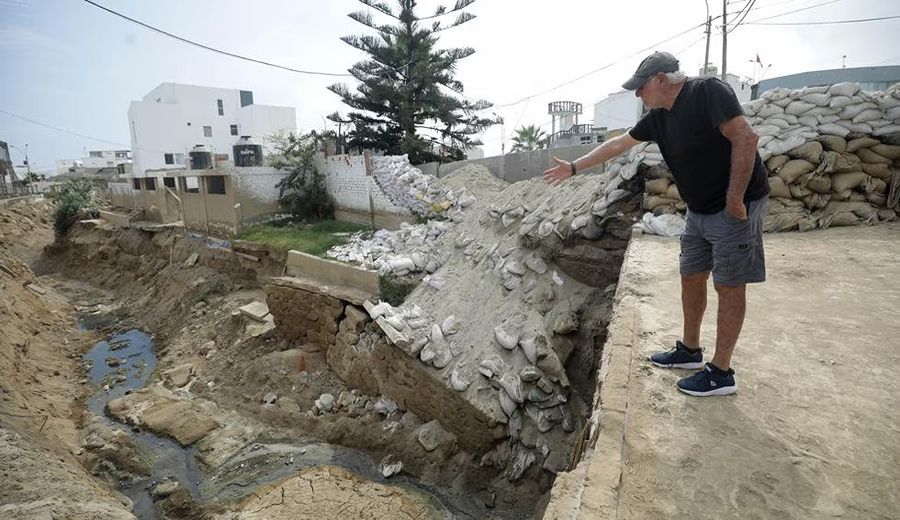 Punta Hermosa Lodo Y Tierra Siguen Cubriendo Las Calles De Este