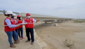 Reconstrucción: supervisan colegios y carretera que benefician a 50,000 ciudadanos