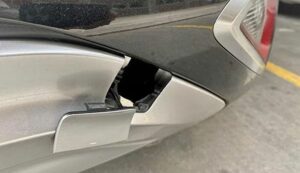 La tapa secreta que tienen todos los autos te puede salvar en muchas emergencias: ¿cómo?