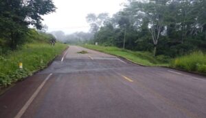 Hundimiento de calzada restringe tránsito en km 638+500 de Carretera Interoceánica Sur