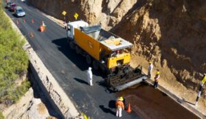 Gobierno asegura financiamiento de US$ 200 millones para mejorar la conectividad vial en 12 regiones del país