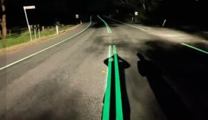 Prueban unas marcas viales que brillan a oscuras y que prometen reducir los accidentes nocturnos en carretera