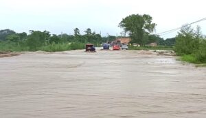 Lluvias en Cajamarca elevan caudal del río Chancay y provocan daños en vías de Lambayeque