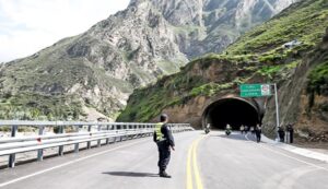 Disposición urgente Ordenan el cierre total de la Carretera Central por la caída de rocas y tierra