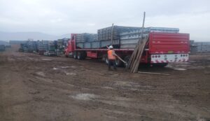 MTC traslada estructuras metálicas para restablecer el tránsito tras colapso de puente en Áncash