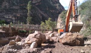MTC actúa de inmediato ante emergencia vial en Áncash por riesgo de colapso de puente Alpash