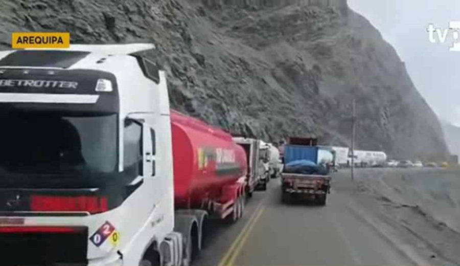 Arequipa cientos de vehículos quedan varados en la Panamericana Sur por huaicos