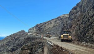 MTC trabaja en la limpieza y remoción de escombros en la vía Atico - Ocoña tras intensas lluvias en Arequipa