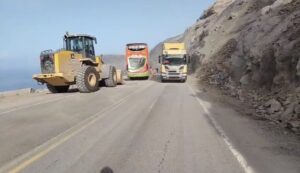 MTC atiende derrumbe en la Panamericana Sur y despliega maquinaria pesada en Arequipa