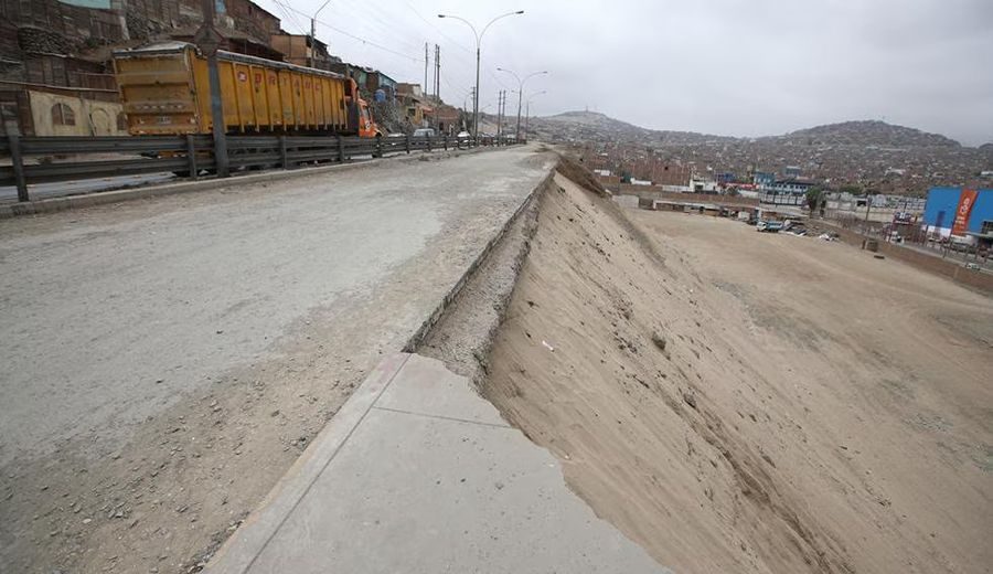 Al borde del abismo: tramo de la Av. Néstor Gambetta en Ventanilla pone en peligro a vehículos y personas debido a su mal estado