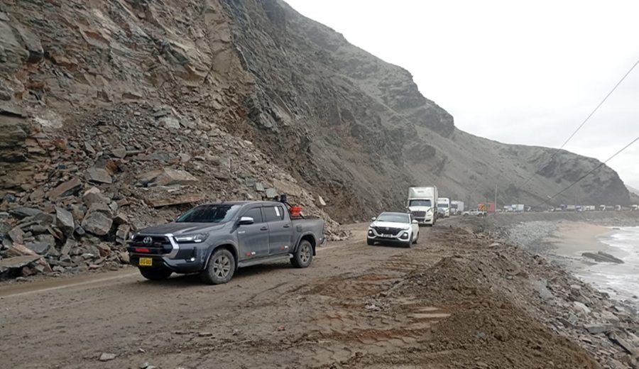 Arequipa MTC restablece tránsito restringido en la Panamericana Sur tras derrumbe registrado en Ático