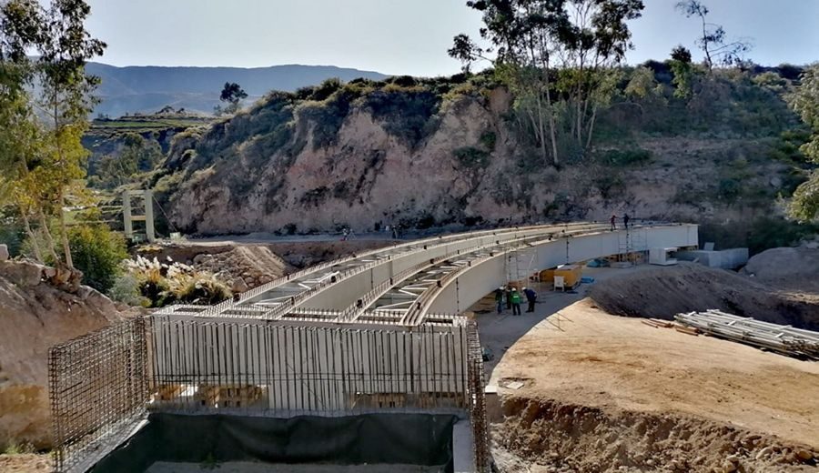 La empresa Servicios Industriales de la Marina (Sima Perú), entidad adscrita al sector Defensa, avanza la construcción de cuatro puentes que generarán desarrollo social, económico, así como nuevos corredores para los productores, en la región Arequipa.