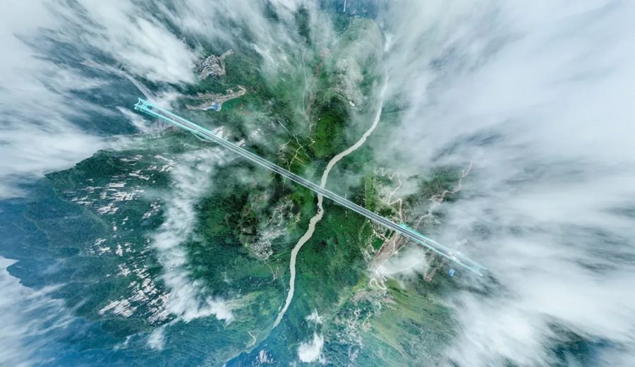 Cómo el puente más alto del mundo se convirtió en un gran atractivo turístico en China