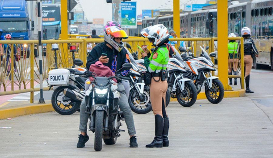 Consejos y Normativas para la Seguridad Vial de Motociclistas en Perú