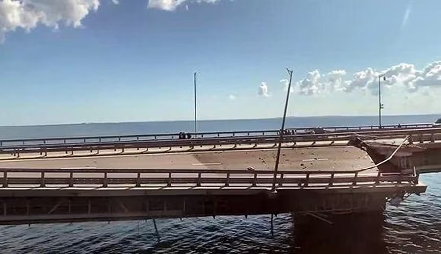 El puente de Crimea fue atacado por drones marinos de Ucrania, aseguran fuentes de Kiev