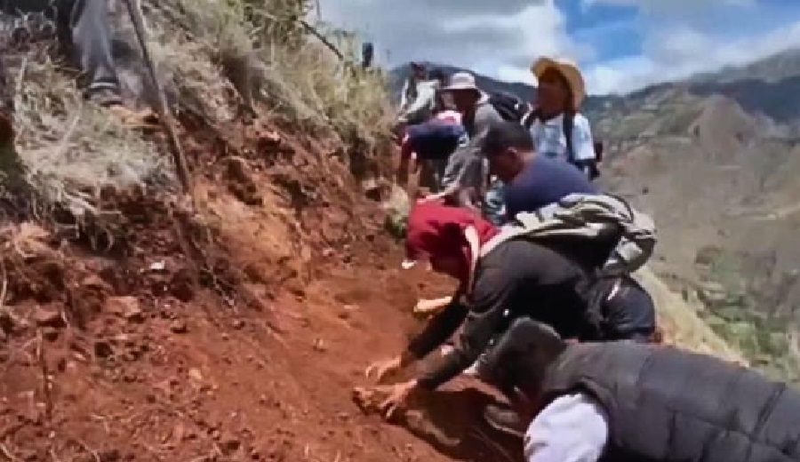 Huánuco Habitantes construyen 4 kilómetros de carretera con sus propias manos y herramientas ante la falta de respuesta del Gobierno