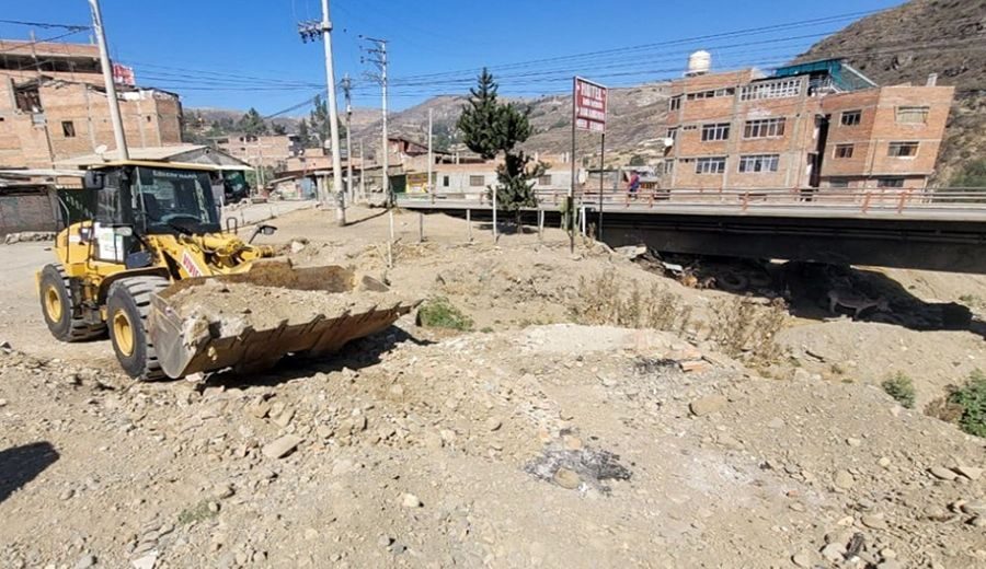 El Ministerio de Vivienda, Construcción y Saneamiento inició los trabajos de limpieza, descolmatación y eliminación de material del río Seco, en el distrito y provincia de Huaraz, en el departamento de Áncash.