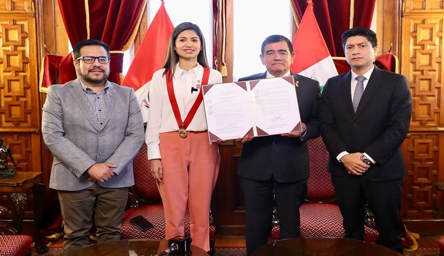 José Williams firma autógrafa para la creación de la Autoridad Nacional de Infraestructura