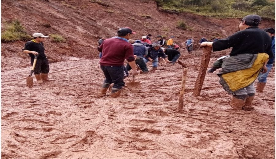 Pobladores de diversas localidades de la provincia de Bolívar, región La Libertad, se unen para limpiar la carretera afectada por lluvias armados con picos y palas.