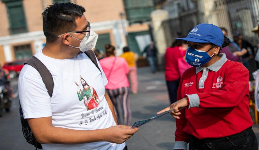 Personal de la Municipalidad de Lima viene brindándole detalles a los vecinos sobre el Plan de Recuperación del Centro Histórico.