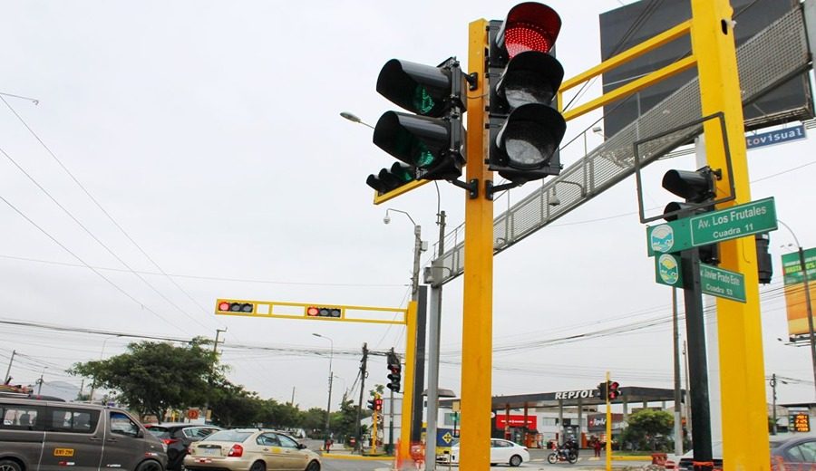 Más de 60 semáforos sincronizados regulan el tránsito en cuatro intersecciones de la Av. Javier Prado, entre el óvalo Monitor y la Av. Los Frutales, y en tres intersecciones en la Av. El Derby, entre las avenidas Olguín y La Encalada.