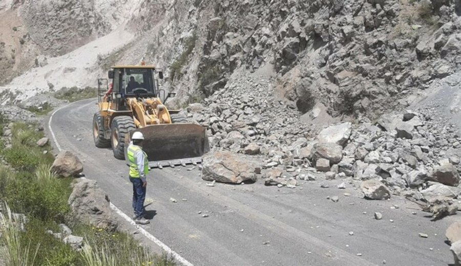 MTC continúa trabajos de limpieza en carretera de Arequipa afectada por recientes sismos