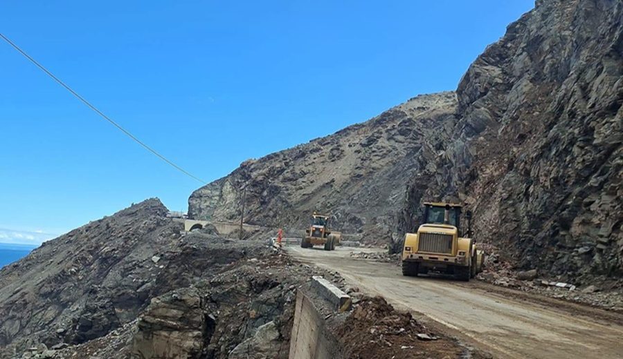 MTC trabaja en la limpieza y remoción de escombros en la vía Atico - Ocoña tras intensas lluvias en Arequipa