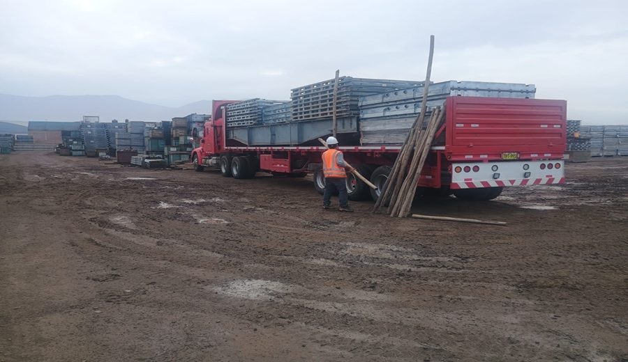 MTC traslada estructuras metálicas para restablecer el tránsito tras colapso de puente en Áncash