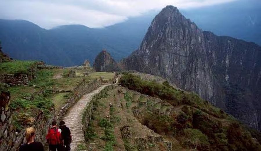 Machu Picchu Abierto: Turistas Fluyen a Pesar del Cierre Ferroviario por Alud