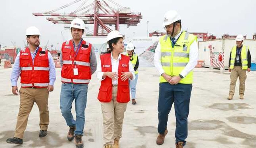 Ministra Lazarte inspeccionó obras de ampliación del Muelle Sur del Puerto del Callao que tienen un avance del 59%