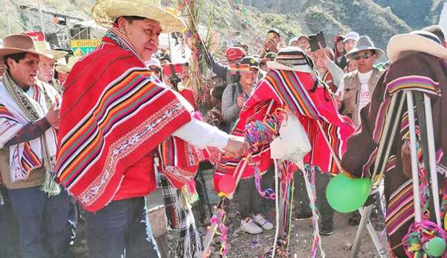 Ministro Barranzuela colocó la primera piedra del puente Kutuqtay en la provincia de Cotabambas