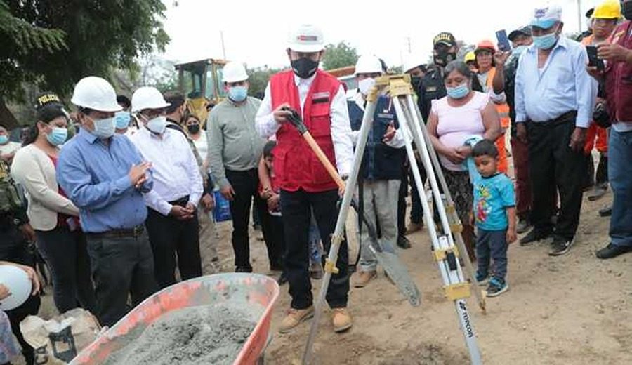 Ministro Barranzuela colocó primera piedra de obra que beneficiará a caseríos del distrito de La Matanza en Piura