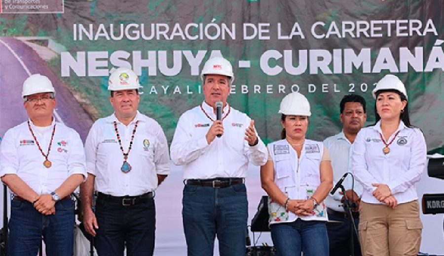 Ministro Pérez Reyes inauguró renovada carretera departamental Neshuya Curimaná en Ucayali