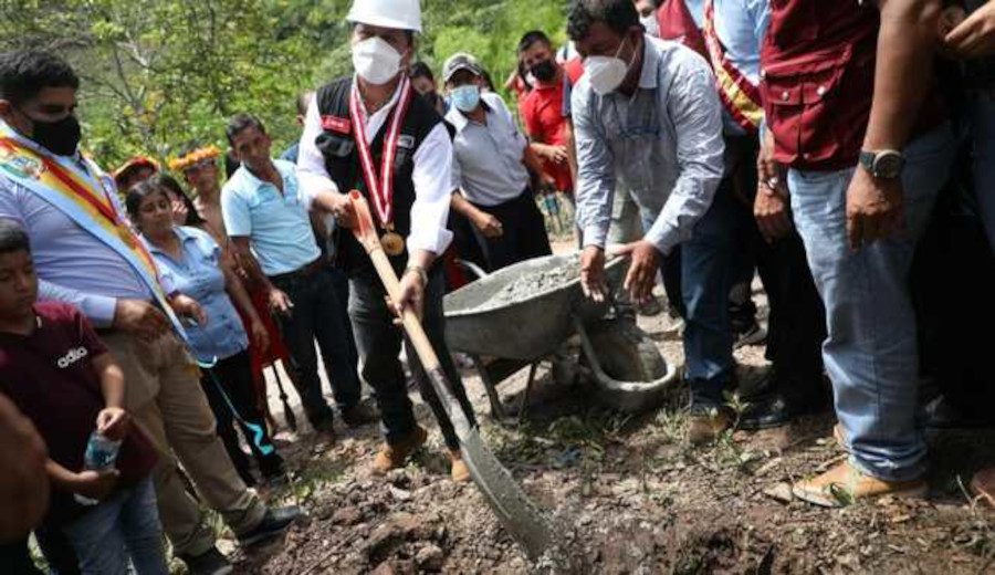 Ministro Silva colocó primera piedra de camino vecinal que beneficiará al distrito de Aramango en Amazonas