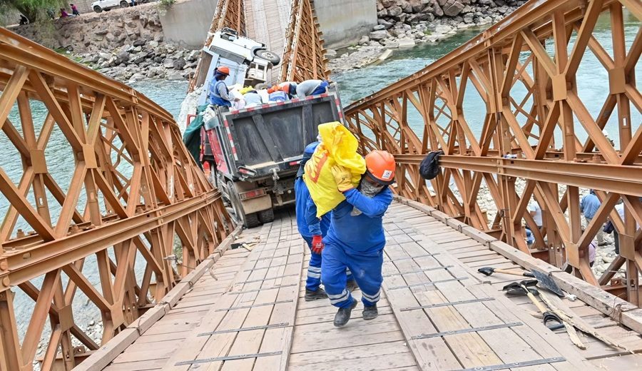 Ministro Tangherlini llegó a Apurímac para supervisar acciones tras colapso del puente Pampatama