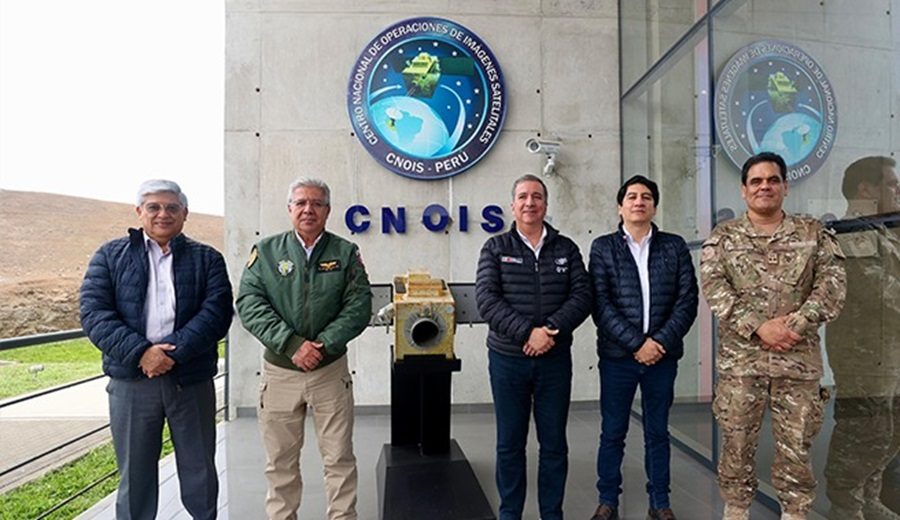 Ministro de Transportes destaca uso de satélite PerúSAT1 en seguimiento de redes viales en el Perú