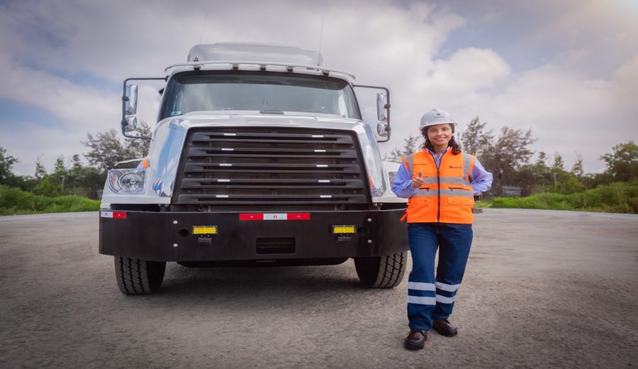 Mujeres se abren paso en el transporte de materiales peligrosos en el Perú