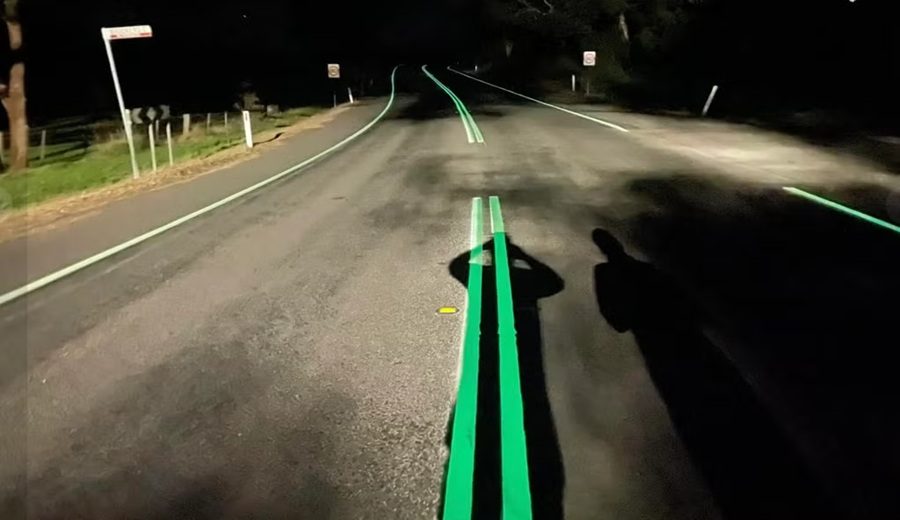 Prueban unas marcas viales que brillan a oscuras y que prometen reducir los accidentes nocturnos en carretera