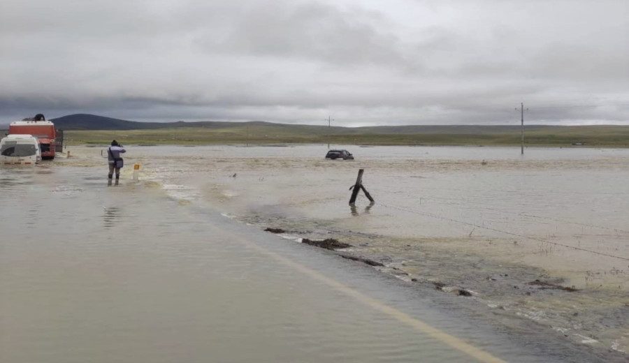 Desborde del río Crucero provoca la inundación de la carretera Juliaca-Sandia, provocando el bloqueo de la vía ubicada en Puno.
