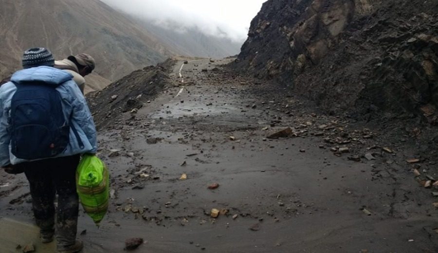 El COER Arequipa reportó la caída de piedras que afectaron el tránsito en la carretera a Uchumayo a causa del fuerte sismo de magnitud 5.4 registrado ayer en Moquegua. ANDINA