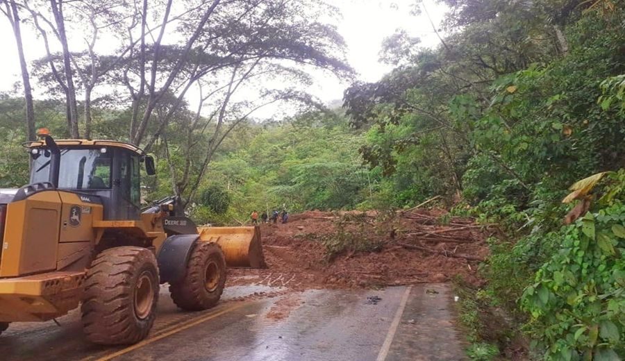 Ucayali: Provias limpia derrumbes ocasionados por huaico en carretera Federico Basadre